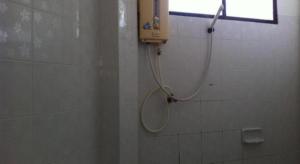 eine Dusche mit Schlauch in einem Badezimmer mit Fenster in der Unterkunft Chumphon Park Resort in Chumphon + 57 Fotos