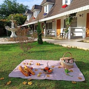 eine Picknickdecke mit Gemüse und einem Korb auf der Wiese in der Unterkunft Charisma Resort in Suan Phung