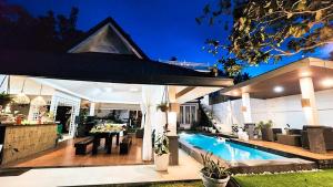 Bazén v ubytování OYO 1175 Casa Ana nebo v jeho okolí