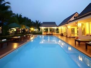 ein großes Schwimmbad vor einem Haus in der Unterkunft The Forest Home Resort in Ban Dong