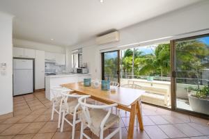 Η κουζίνα ή μικρή κουζίνα στο Superbly Situated Noosa Heads