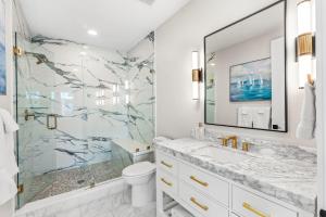 Koupelna v ubytování 40 8th Avenue + 52 fotografií