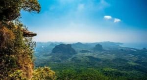 Blick auf ein Tal mit Bergen und Bäumen in der Unterkunft Sairougn Seaview Hotel in Ban Ko Kwang