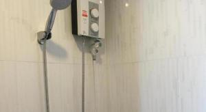 eine Dusche im Bad mit Duschkopf in der Unterkunft The Royhanna Beach House in Tab Kaek Beach