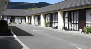 Nespecifikovaný výhled na hory nebo výhled na hory při pohledu z motelu