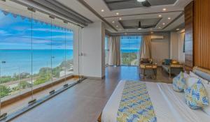 ein Schlafzimmer mit Bett und Meerblick in der Unterkunft Blue Ocean Resort & Residences in Zanzibar City