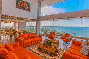 Ein Wohnzimmer mit orangefarbenen Möbeln und Meerblick in der Unterkunft Blue Ocean Resort & Residences in Zanzibar City + 97 Fotos