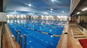 a large swimming pool in a large room at Zhuhai Dehan Hotel in Zhuhai