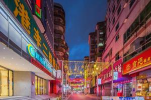 une rue de la ville avec de grands immeubles et une décoration de Noël dans l'établissement City Comfort Inn Nanning Chaoyang Square Metro Station, à Nanning