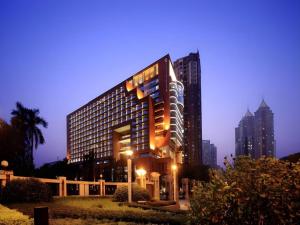 ein großes Gebäude in einer Stadt mit hohen Gebäuden in der Unterkunft SUN Yat-sen university Hotel and Conference Centre in Guangzhou