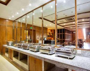 Restaurace v ubytování GreenTree Inn Huzhou South Street Chaoyin Bridge Business Hotel