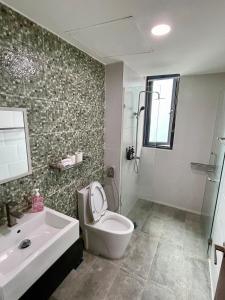 Un baño con inodoro, lavabo y ducha. en Vivacity Jazz Suite 3 by De Kumang Homestay, en Kuching