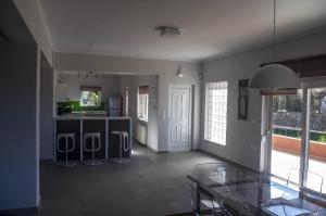 Horizon Villa Kampani في Kambánion: مطبخ وغرفة طعام مع طاولة زجاجية