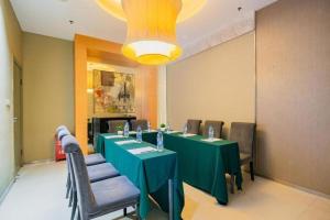 ein Konferenzraum mit einem langen Tisch und Stühlen in der Unterkunft Jinjiang Inn Xi'an Huimin Street Zhonglou Metro Station in Xi'an