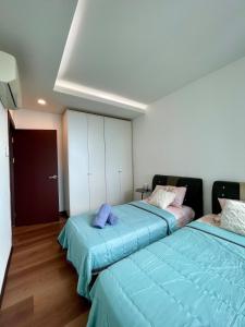 Dos camas una al lado de la otra en un dormitorio. en Vivacity Jazz Suite 3 by De Kumang Homestay, en Kuching