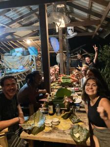 a group of people sitting around a long table at Gaarawe, Khao Sok, Surat Thani Province, Thailande in Ban Khong Hua Kwang