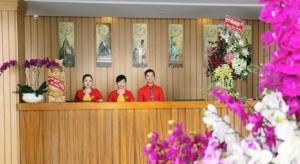 eine Gruppe von drei Personen, die hinter einer Theke stehen in der Unterkunft New Palace Bac Lieu Hotel in Ấp Cái Giá + 70 Fotos