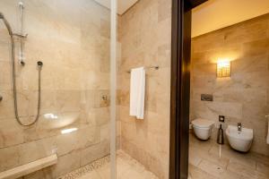 ein Badezimmer mit Dusche und Toilette in der Unterkunft Pezula Nature Retreat in Knysna + 210 Fotos