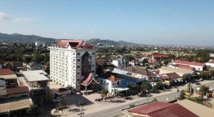 eine Luftansicht einer Stadt mit einem Gebäude in der Unterkunft Favanhmai Hotel in Phonsavan