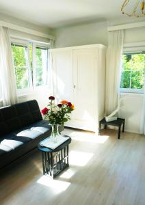 Część wypoczynkowa w obiekcie Ferienhaus BLACK & WHITE