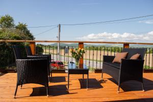 eine Terrasse mit Stühlen und einem Tisch auf einer Terrasse in der Unterkunft Penzion Conti in Trenčianska Teplá