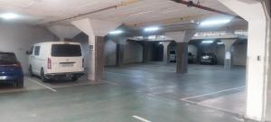une camionnette blanche garée dans un parking dans l'établissement Bayside Self Catering and Hotel 14 Monty Naicker Pinestreet Durban, à Durban