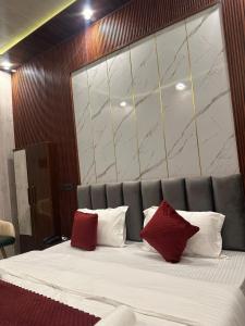 Ένα ή περισσότερα κρεβάτια σε δωμάτιο στο Shree Vishwanath Retreat Premium And Deluxe Rooms