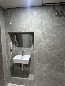 Ένα μπάνιο στο Shree Vishwanath Retreat Premium And Deluxe Rooms +8 φωτογραφίες