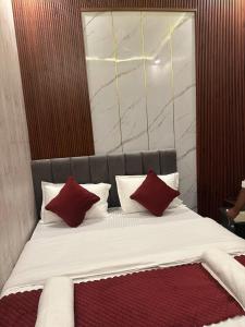 Ένα ή περισσότερα κρεβάτια σε δωμάτιο στο Shree Vishwanath Retreat Premium And Deluxe Rooms