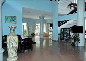 a lobby with a vase in the middle of a building at Hai Au Hotel in Ðông Thôn