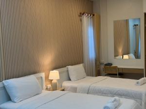 Postel nebo postele na pokoji v ubytování เพชรไพลินรีสอร์ทสามร้อยยอด
