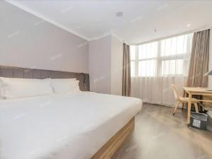 Ένα ή περισσότερα κρεβάτια σε δωμάτιο στο Hanting Premium Hotel Beijing Daxing Jinxing Bridge Xingguang Film and Television City +16 φωτογραφίες