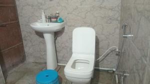 Ένα μπάνιο στο Indrjit Bhawan Homestay