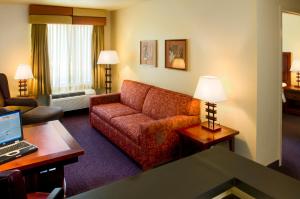 O zonă de relaxare la Larkspur Landing Folsom-An All-Suite Hotel