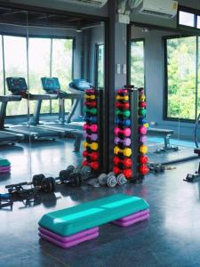 une salle de sport avec un tas d'équipements d'exercice au sol dans l'établissement The Hub Hotel Surin, à Surin