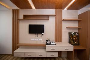 uma sala de estar com uma TV na parede em Hotel Ambrosia, Charikot, dolakha em Charikot