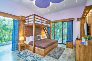 Postel nebo postele na pokoji v ubytování SaffronStays Kailasa + 40 fotografií