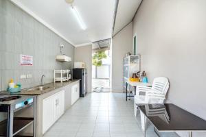 Kuchyň nebo kuchyňský kout v ubytování Tripple P Pool Villa ชะอำ