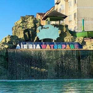 ein Springbrunnen vor einem Wasserpark in der Unterkunft AiRia Hotel Port Dickson in Sirusa + 5 Fotos