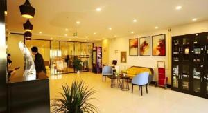 eine Lobby eines Ladens, in der ein Mann steht in der Unterkunft Jinjiang Inn JiNan Daminghu New Scenic Area Lishan Road in Jinan