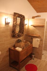 L'isba des bois, hors du temps في Janvry: حمام مع حوض ومرآة