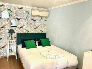 Giường trong phòng chung tại Alfama