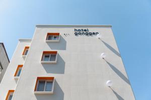 un bâtiment avec une enseigne sur le côté dans l'établissement Gyeongju Hotel Gonggan, à Gyeongju