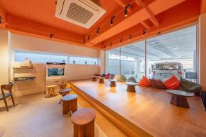 une pièce avec un canapé, des tables et des chaises dans l'établissement Gyeongju Hotel Gonggan, à Gyeongju