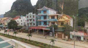 eine Gruppe von Gebäuden am Straßenrand in der Unterkunft Rose Hotel in Cừ Lạc