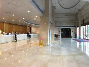 eine leere Lobby mit einem gelben Kegel in einem Gebäude in der Unterkunft Zhongshan Hui Quan Hotel in Zhongshan