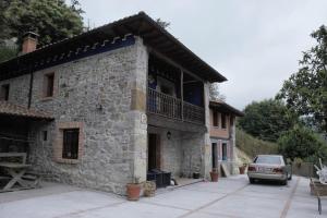 a building with a car parked in front of it at La casina de Berdayes in Labra