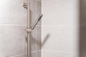 - un rideau de douche dans la salle de bains pourvue d'une porte en verre dans l'établissement Gyeongju Hotel Gonggan, à Gyeongju 79 autres photos