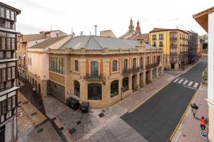 einen Blick über ein altes Gebäude auf einer Straße in der Unterkunft ALAIA ROOMS, Apartamentos Turísticos 0002 in Logroño