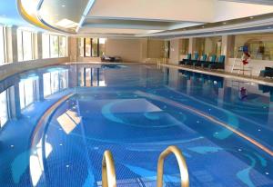 ein großes Schwimmbad in einem großen Gebäude in der Unterkunft Wyndham Grand Plaza Royale Resort Nanjing in Lishui